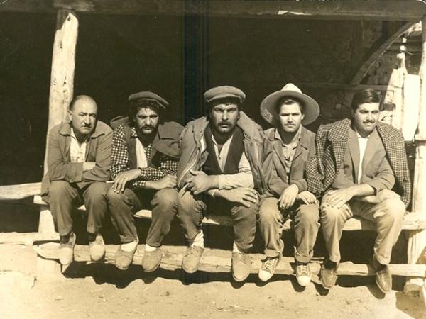 Erol Taş, 1961'de çekilen, 'Yılanların Öcü' filminde Ali Şen, Kadir Savun ve diğer rol arkadaşlarıyla mola anında