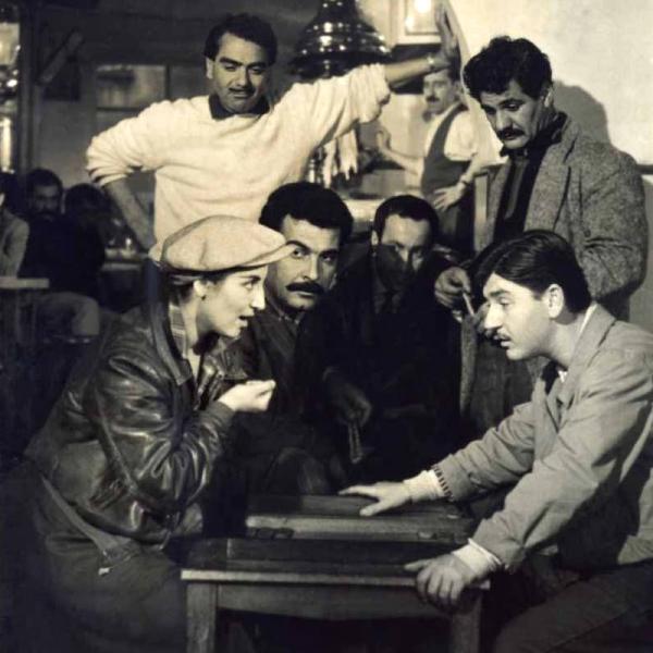 1960'da çekilen, 'Şoför Nebahat'in bir sahnesinde Sezer Sezin, Kadir Savun, Talat Gözbak, Sami Hazinses ve Semih Serezli