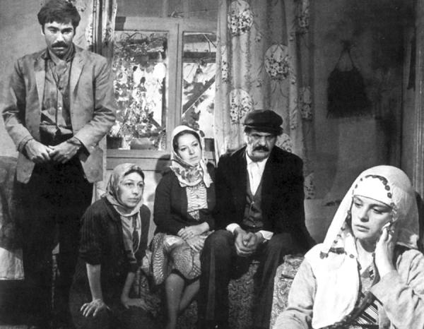 1974'de çekilen 'Diyet'in bir sahnesinde Hakan Balamir, Erol Taş ve Hülya Koçyiğit